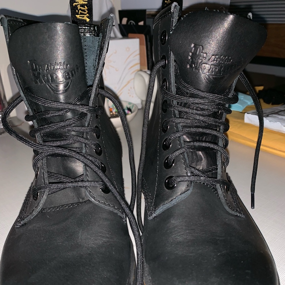 Black dr. Martens